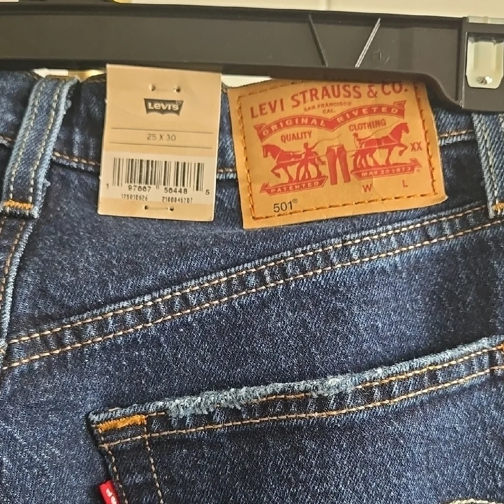 501 Levi's Classic Indigo Jeans